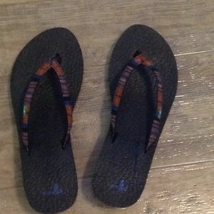 Sanuk high heel flip flops multi color straps sz 8